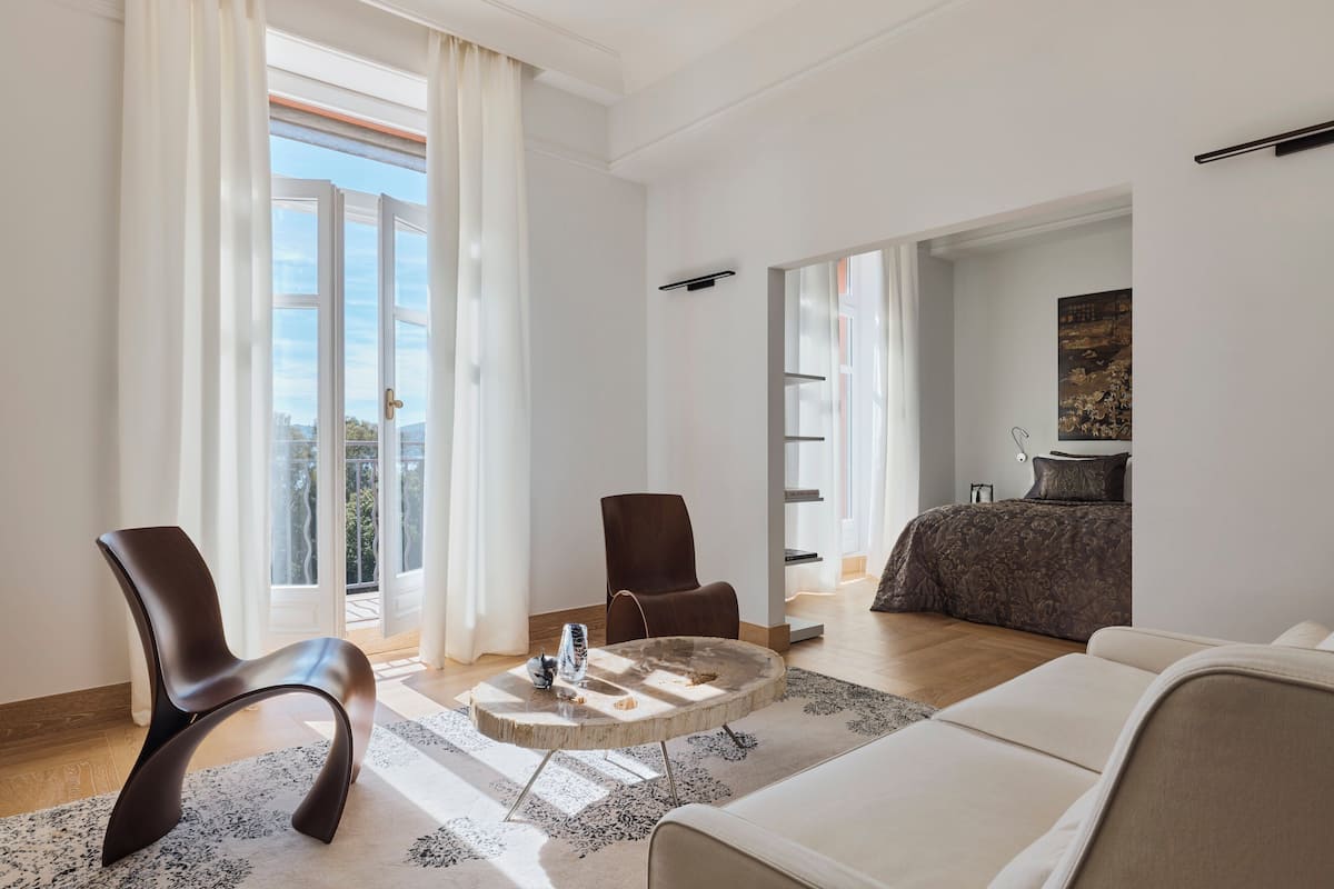 Junior Suite | Allergivenligt sengetøj, pengeskab på værelset, individuelt design