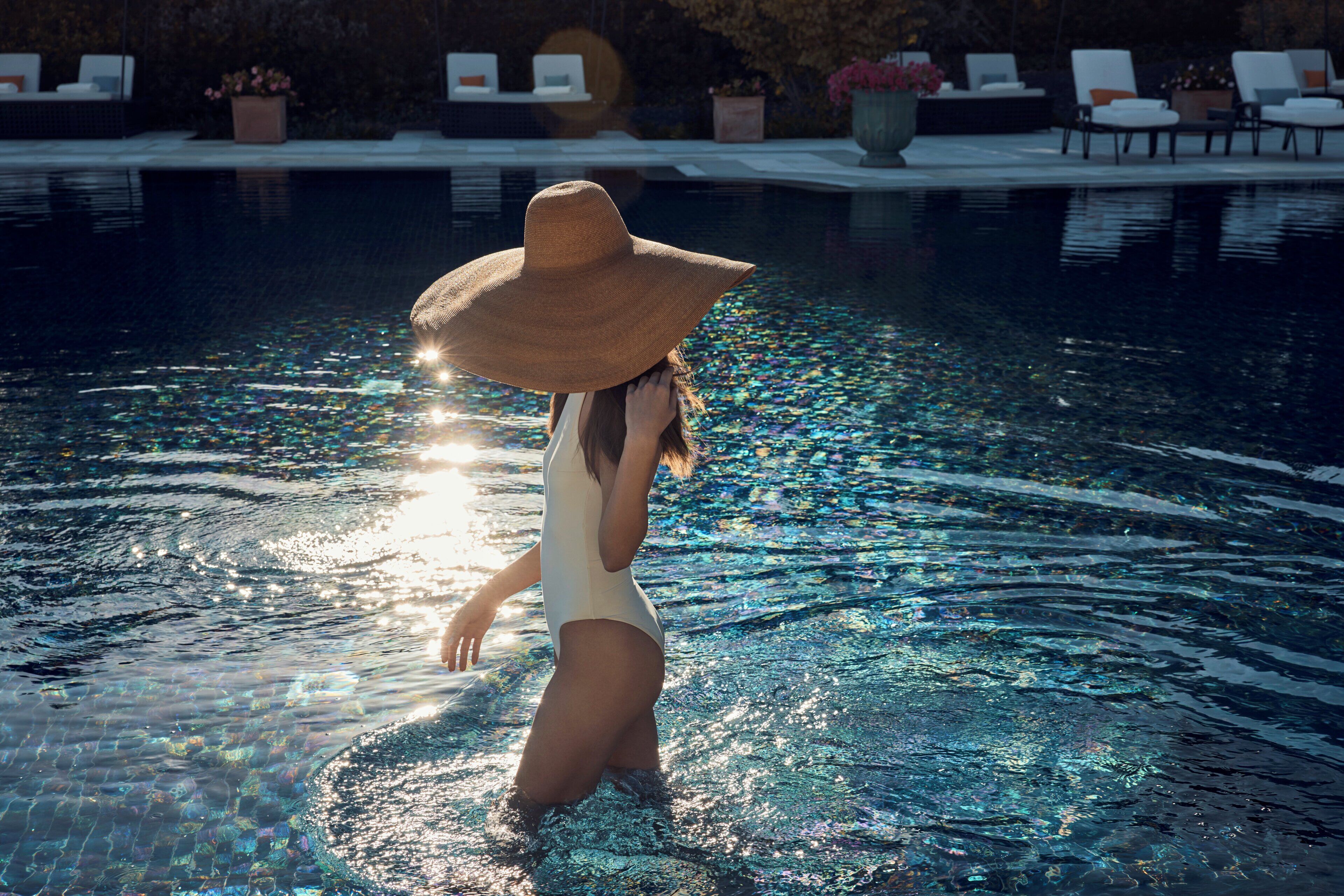 Piscina externa, guarda-sóis, espreguiçadeiras