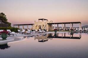 Utomhuspool, parasoller och solstolar