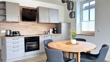 Een koelkast, een microgolfoven, een oven, een kookplaat