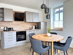 Fridge, microwave, oven, stovetop - Harbor master Björn - Spacious living above the rooftops of Sassnitz (Sassnitz)