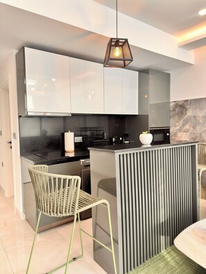 Micro-ondes, four, plaque de cuisson, lave-vaisselle