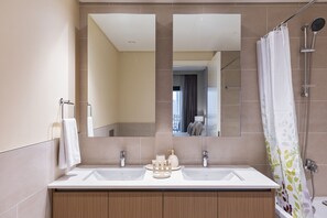 Ducha, secador de pelo, bidé y toallas