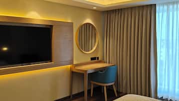 Hazel Suite | In-room safe, iron/ironing board, free WiFi