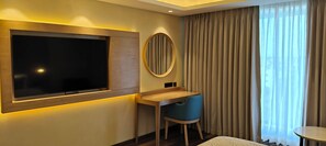 Suite de lujo, vistas a la ciudad | Caja fuerte, tabla de planchar con plancha, wifi gratis