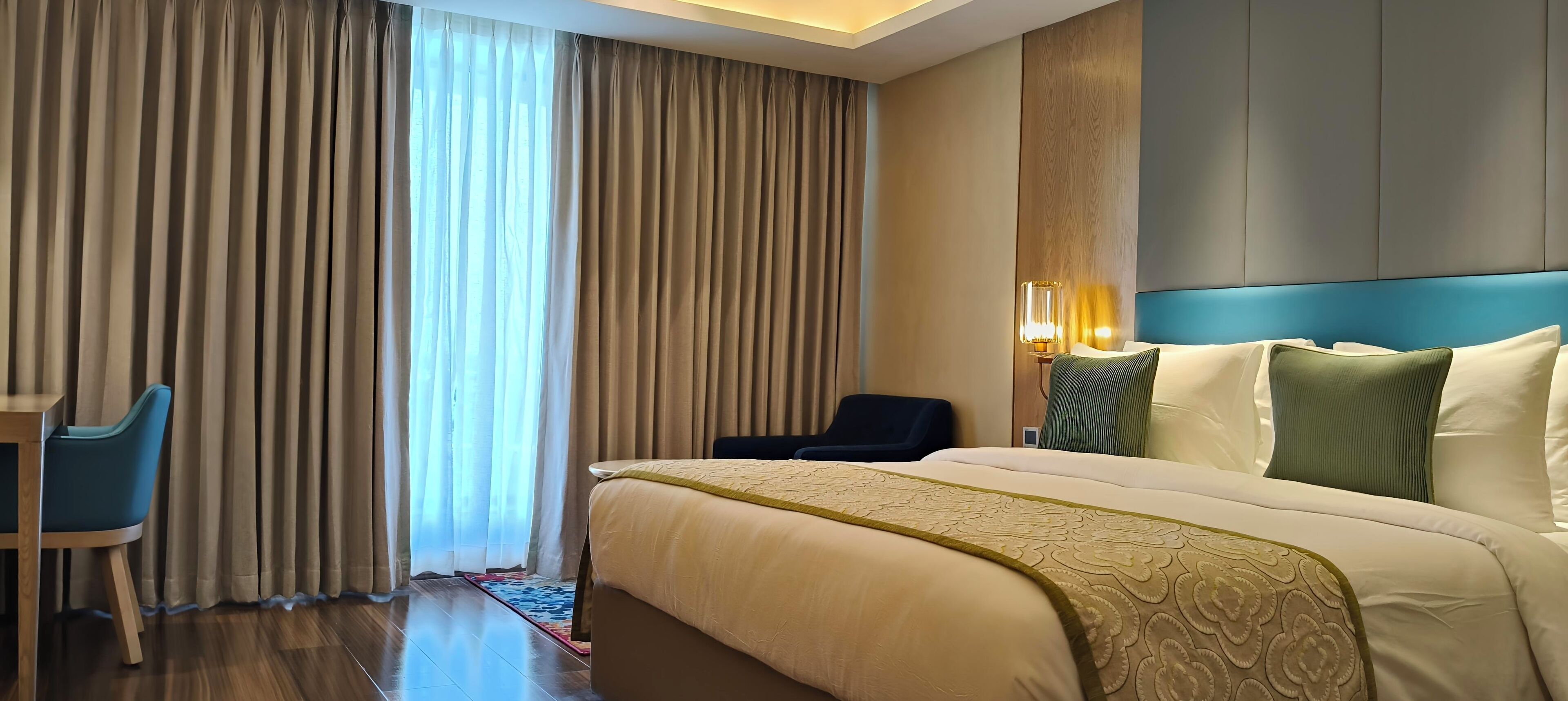 خزنة داخل الغرفة ومكواة/لوح كي وواي فاي مجانًا