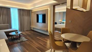 Luxury-Suite, Stadtblick | Zimmersafe, Bügeleisen/Bügelbrett, kostenloses WLAN