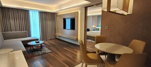Suite Mewah, pemandangan kota | Brankas, setrika/meja setrika, dan Wi-Fi gratis