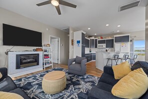 Smart TV, DVD player, books - Steps to Beach Access, 4 Bedrooms w/ King Suite, Fenced Yard, Pup Friendly (North Topsail Beach)