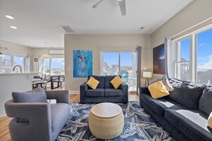 Smart TV, DVD player, books - Steps to Beach Access, 4 Bedrooms w/ King Suite, Fenced Yard, Pup Friendly (North Topsail Beach)
