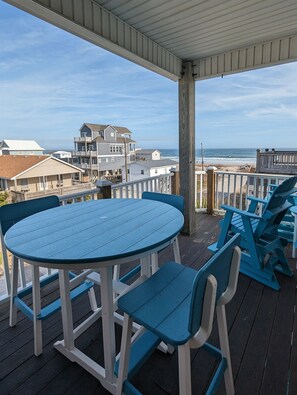 Outdoor dining - Steps to Beach Access, 4 Bedrooms w/ King Suite, Fenced Yard, Pup Friendly (North Topsail Beach)