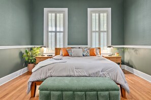 4 slaapkamers, een bureau, een strijkplank/strijkijzer, reisbedje