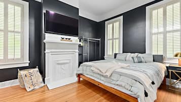 4 quartos, escrivaninha, ferros/tábuas de passar roupa, berço de viagem