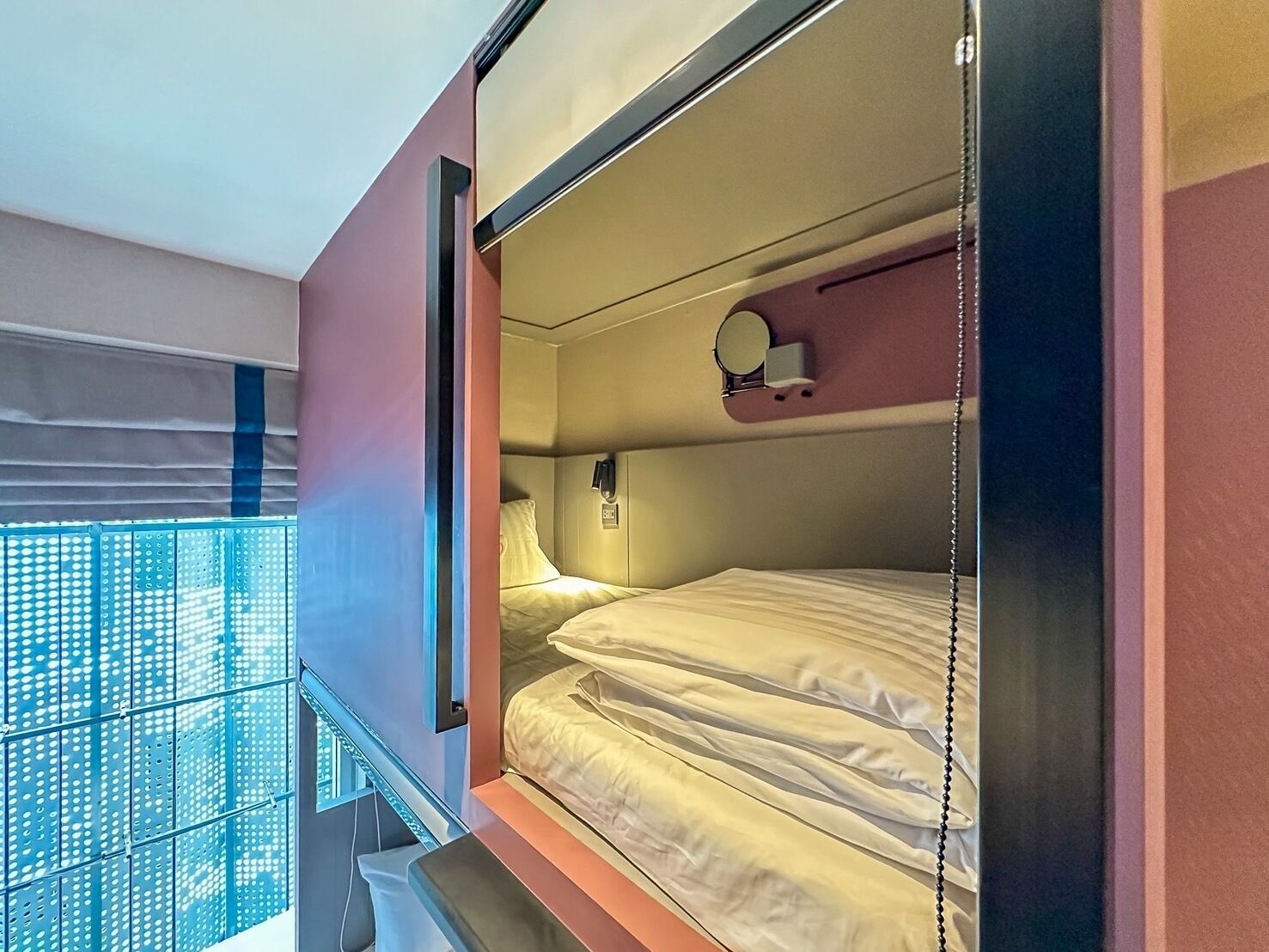 Dortoir Partagé Économique, femmes uniquement | Rideaux occultants, fer et planche à repasser, Wi-Fi gratuit