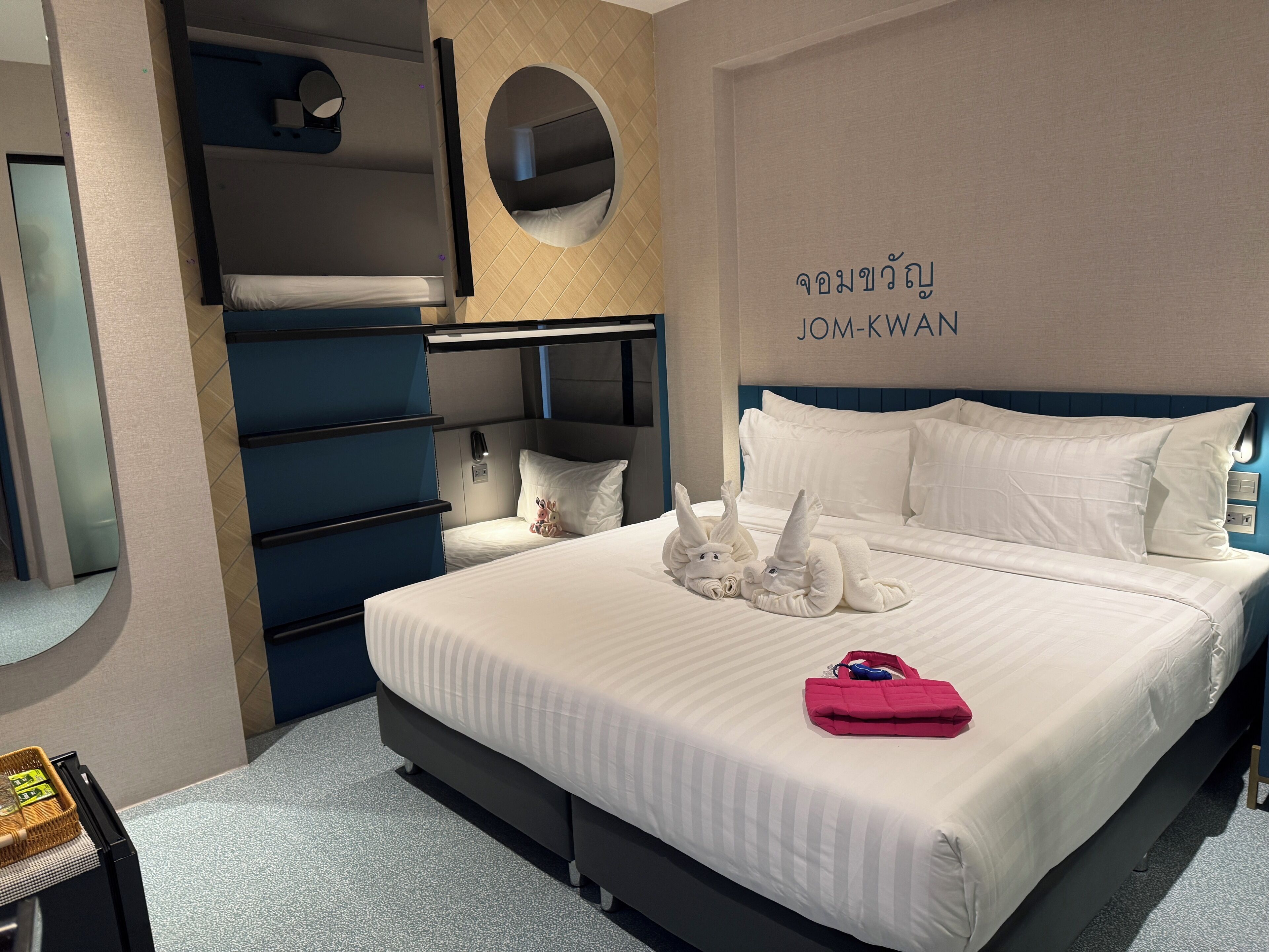 Suite Studio Junior, femmes uniquement | Rideaux occultants, fer et planche à repasser, Wi-Fi gratuit