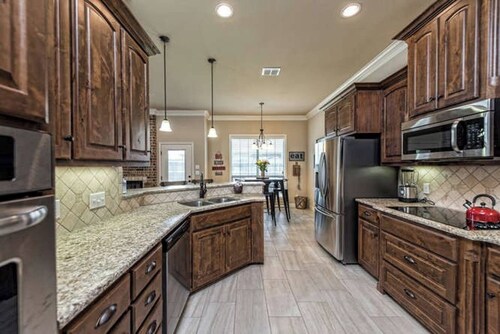 Escape to Hewitt Homestead—your private Waco sanctuary just 10 mins from Magnolia. <br>Whether you're gathering with family or chasing Chip & Jo dreams, this bold Texas stay is where style meets soul.