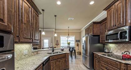 Escape to Hewitt Homestead—your private Waco sanctuary just 10 mins from Magnolia. <br>Whether you're gathering with family or chasing Chip & Jo dreams, this bold Texas stay is where style meets soul.