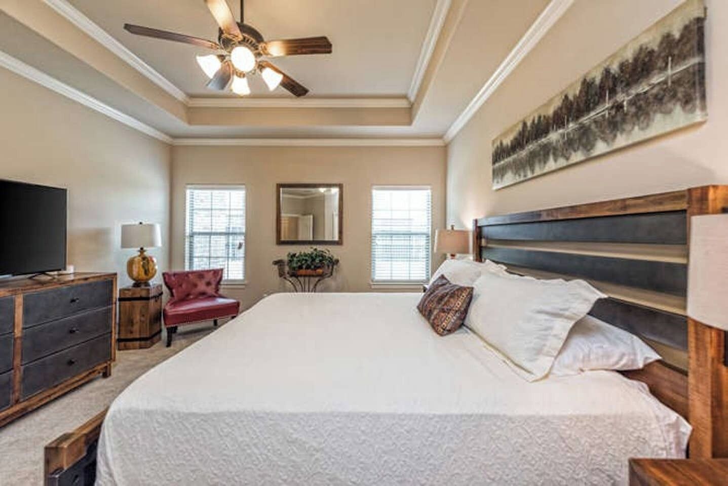 4 bedrooms, desk, iron/ironing board, travel cot