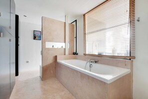Bathroom - Chic & Spacious Loft 3br/6p Paris Center (Paris)