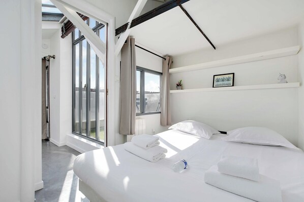 شقة | 3 عدّة غرف نوم ومساحة عمل للكمبيوتر المحمول ومكواة/لوح كي وملاءات أسرّة