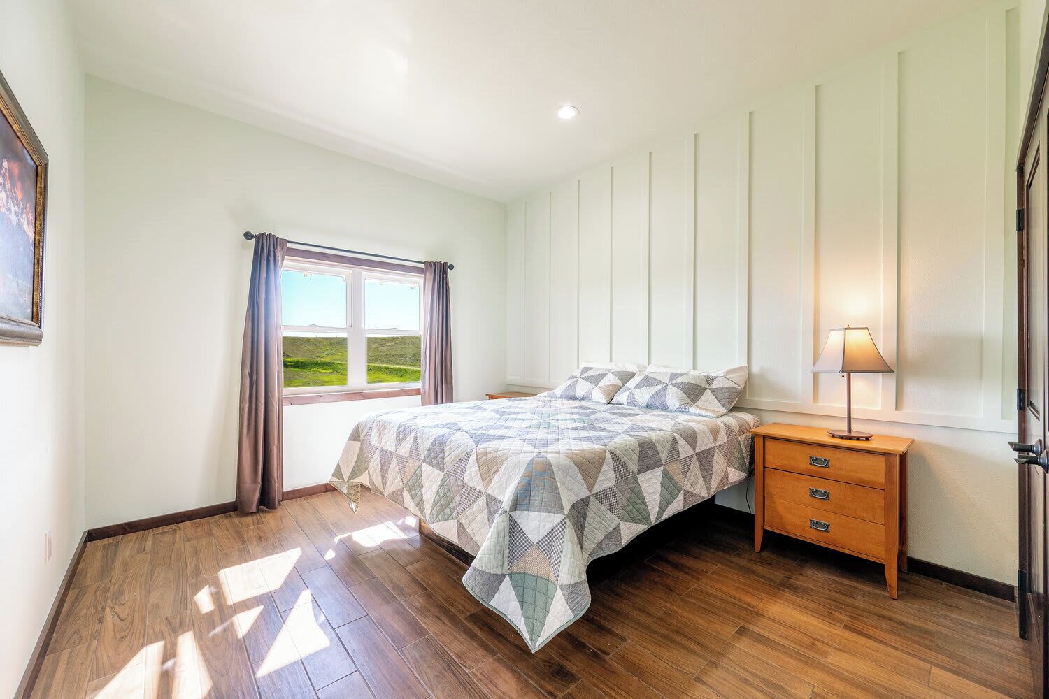 2 多间卧室、办公桌、熨斗/熨衣板、WiFi