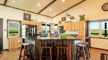 Een koelkast, een magnetron, een oven, een kookplaat