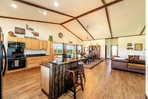 Interior - Rachael's Place - Views, Adventures, Deluxe Stay (Dayton)