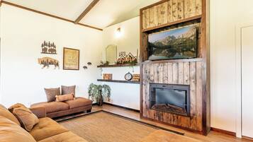 TV, caminetto, studio