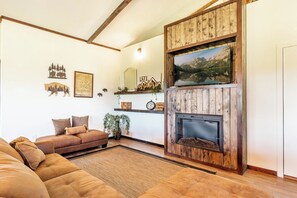 Televisio, takka, työhuone