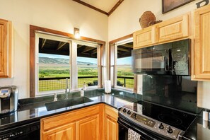 Fridge, microwave, oven, stovetop - Rachael's Place - Views, Adventures, Deluxe Stay (Dayton)