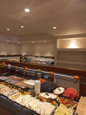 Free daily buffet breakfast