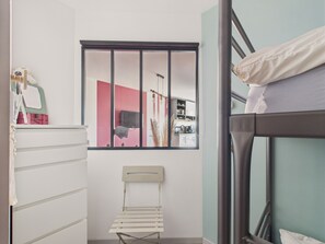 2 bedrooms, iron/ironing board, WiFi