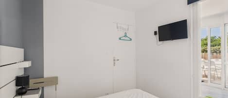 2 habitaciones y tabla de planchar con plancha