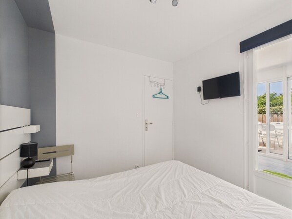 2 bedrooms, iron/ironing board, WiFi