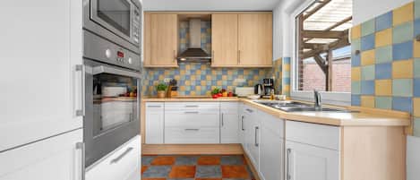 Fridge, oven, stovetop, dishwasher
