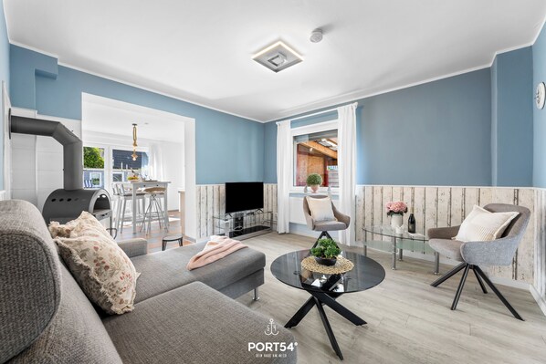 Téléviseur, foyer, table de ping-pong