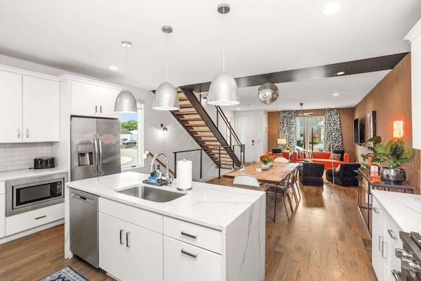 Réfrigérateur, micro-ondes, four, plaque de cuisson