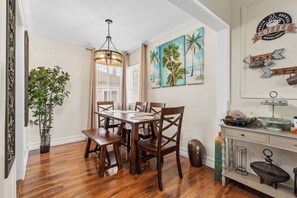 Dining - Charming 2bedroom house in welcome Westminster. Few mile to Beach and Disneyland (Westminster)