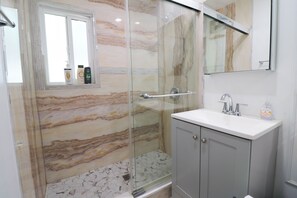 Haartrockner, Handtücher, Seife, Toilettenpapier