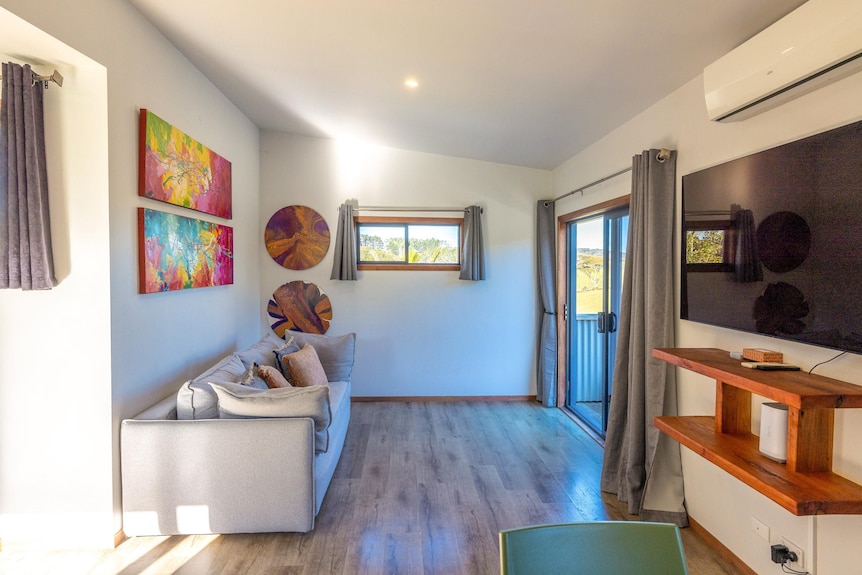 Harvest Cottage Onetangi - Peaceful 2-bedroom Cottage With Vineyard Views And A Paddock Of Grazing Horses. 10-min Walk To Onetangi Beach, Close To Top Wineries And Cafés. Two Queen Bedrooms, Full Kitchen, Smart Tv, Heat Pump, And Sunny Deck. Includes - Waiheke Island