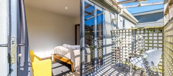 Harvest Cottage Onetangi - Peaceful 2-bedroom cottage with vineyard views and a paddock of grazing horses. 10-min walk to Onetangi Beach, close to top wineries and cafés. Two queen bedrooms, full kitchen, smart TV, heat pump, and sunny deck. Includes