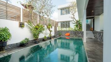 Kolam renang outdoor
