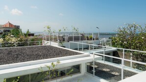 Jardín en la azotea con plantas y vistas de la ciudad.