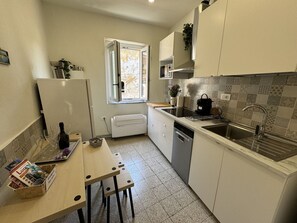 Fridge, microwave, stovetop, dishwasher