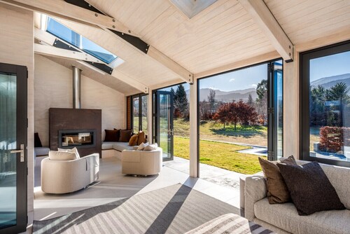 Dalefield Escape : Stylish 3-Bed Home with Hot Tub & Mountain Views