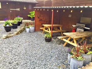 Outdoor dining - Private Heated Bedroom at Torrent Walk Bunkhouse in Snowdonia. Sleeps 6 (Dolgellau)