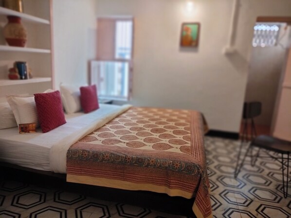 Dobbeltrom – deluxe | Safe på rommet, skrivebord og skrivebord for bærbar PC