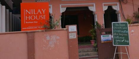 Konaklama yerinin ön cephesi