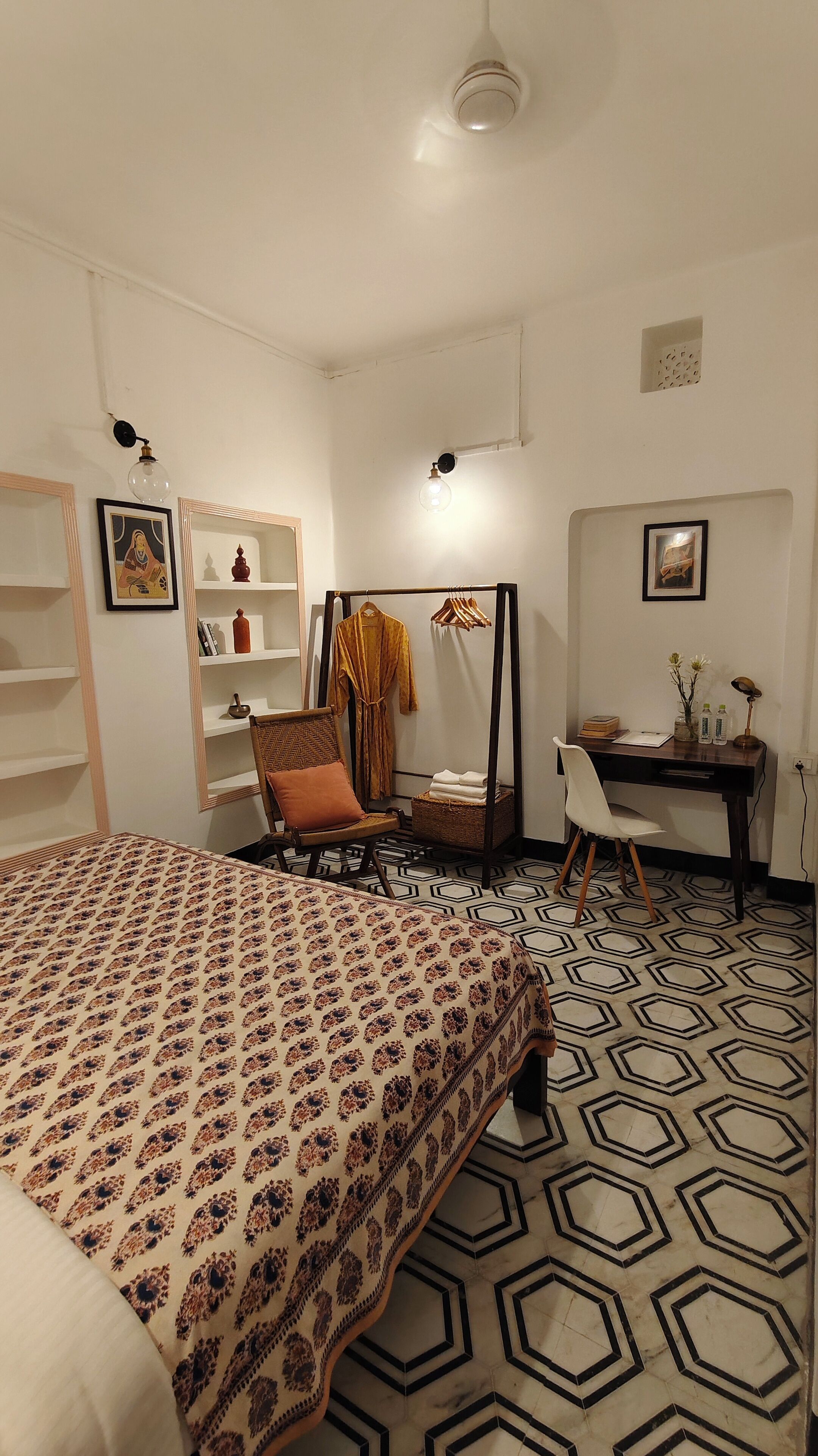 Dobbeltrom – deluxe | Safe på rommet, skrivebord og skrivebord for bærbar PC