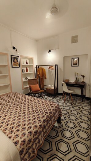 Caja de seguridad en la habitación y escritorio